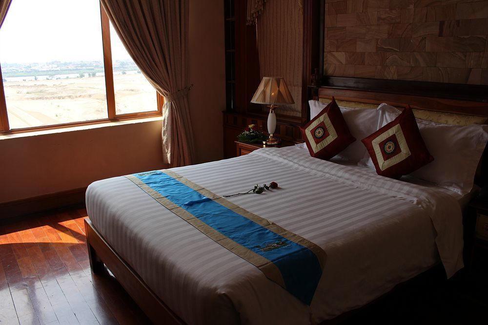 Blue River Hotel Phnom Penh Exterior photo