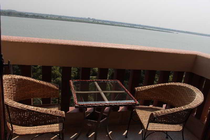 Blue River Hotel Phnom Penh Exterior photo