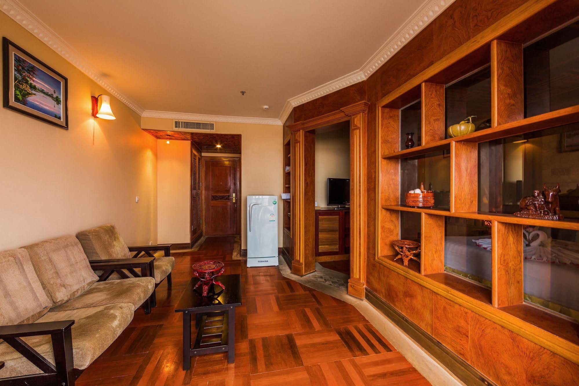 Blue River Hotel Phnom Penh Exterior photo